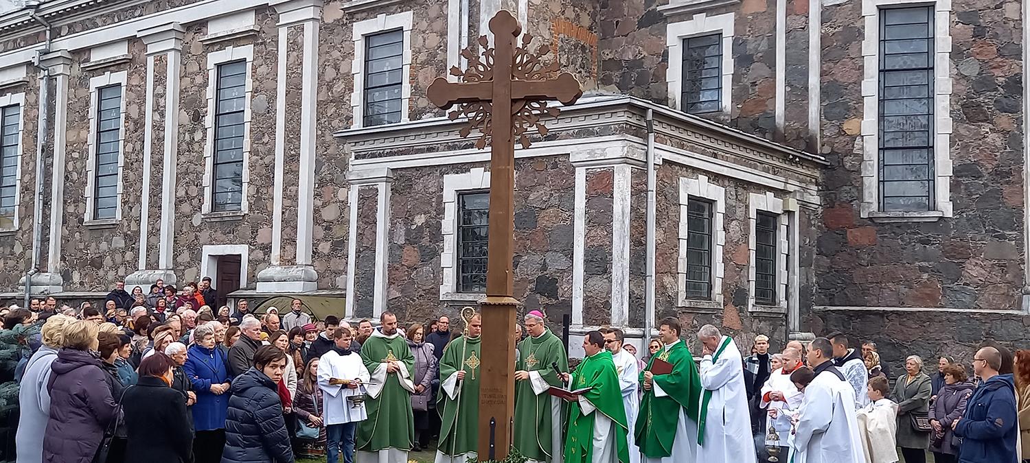 Tikėjimo žodį skleidė misionieriai / Misijų savaitę Ukmergėje primins Šv. apaštalų Petro ir Povilo bažnyčios šventoriuje pastatytas kryžius.
