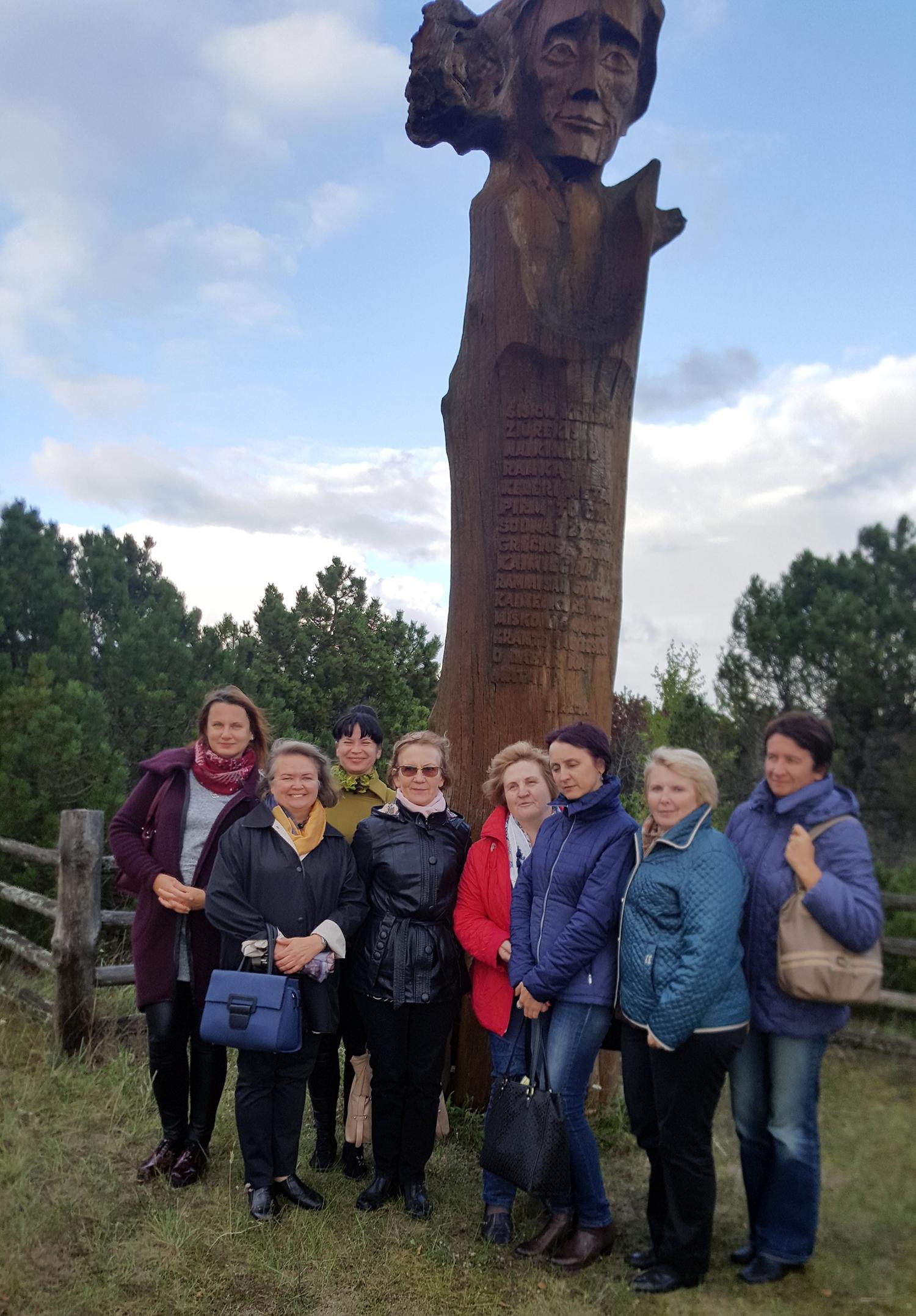 Tobulinosi Ukmergės lituanistai / Ukmergės lietuvių kalbos ir literatūros mokytojai prie paminklo Liudvikui Rėzai Neringoje.