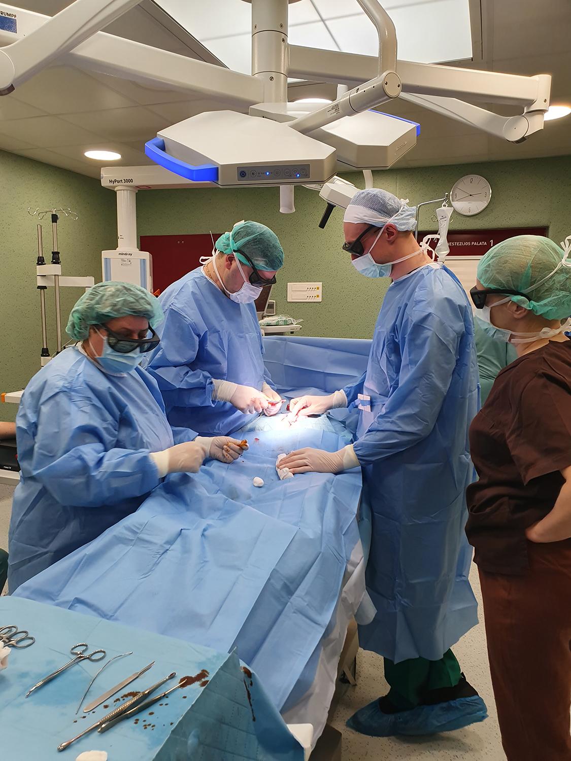 Tokia operacija Ukmergės ligoninėje – pirmoji / Medikai darbuojasi operacinėje.