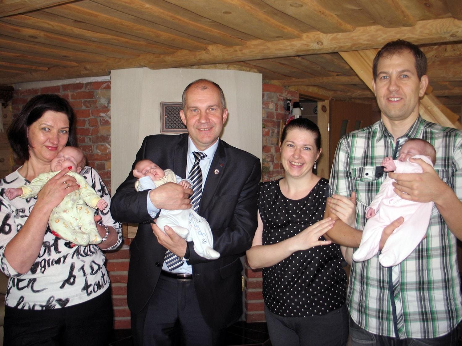 Trynukų šeimai – savivaldybės parama / R. Janickas ir A. Leonavičienė pasveikino Evaldo ir Vitos Leipų šeimą. Autorės nuotr.
