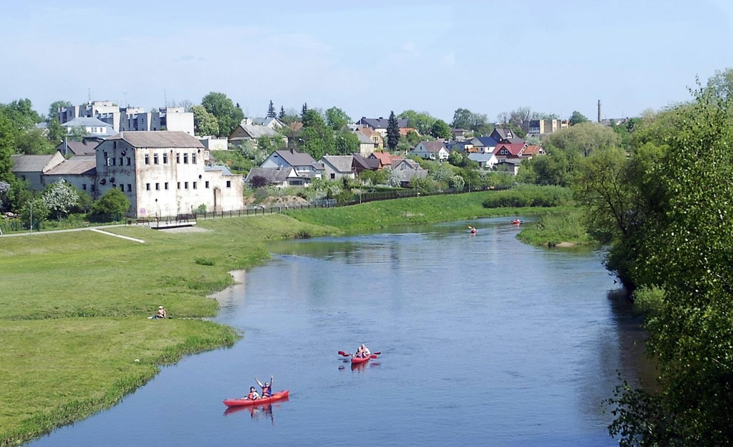Turistai vis dažniau renkasi Ukmergę / Turistai Ukmergę apžiūri nuo upės. Gedimino Nemunaičio nuotr.