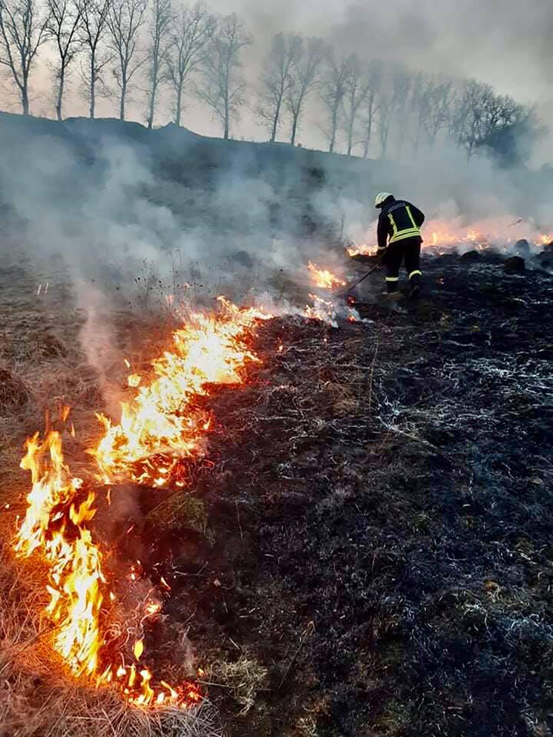 Ugniagesiai ragina nedeginti sausos žolės / Ugniagesiai gelbėtojai skuba gesinti žolės gaisrų.   Ukmergės PGT nuotr.