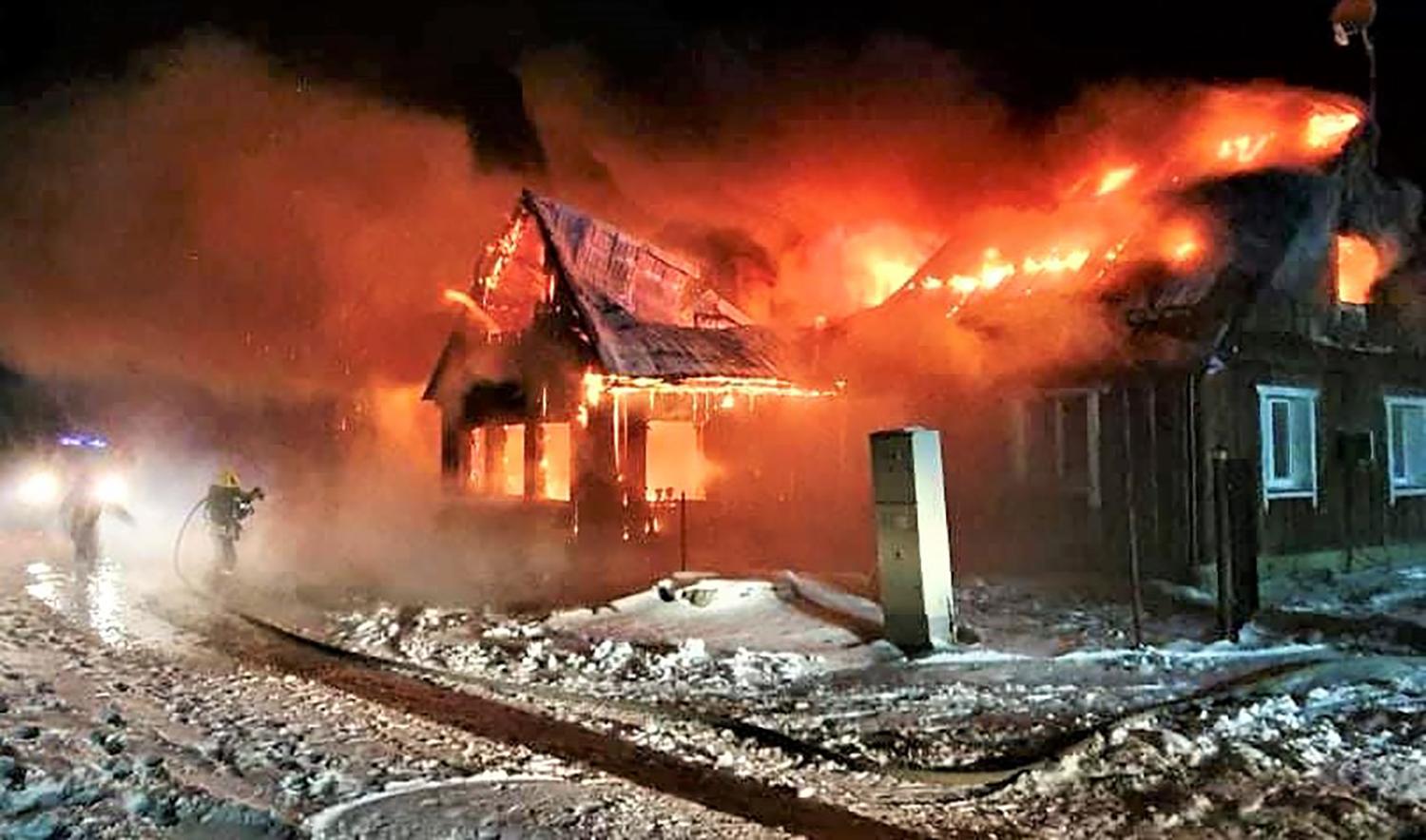 Ugniagesio gelbėtojo profesijos merginos nesirenka / Ukmergės PGT nuotr. Pernai rajone kilo 160 gaisrų.
