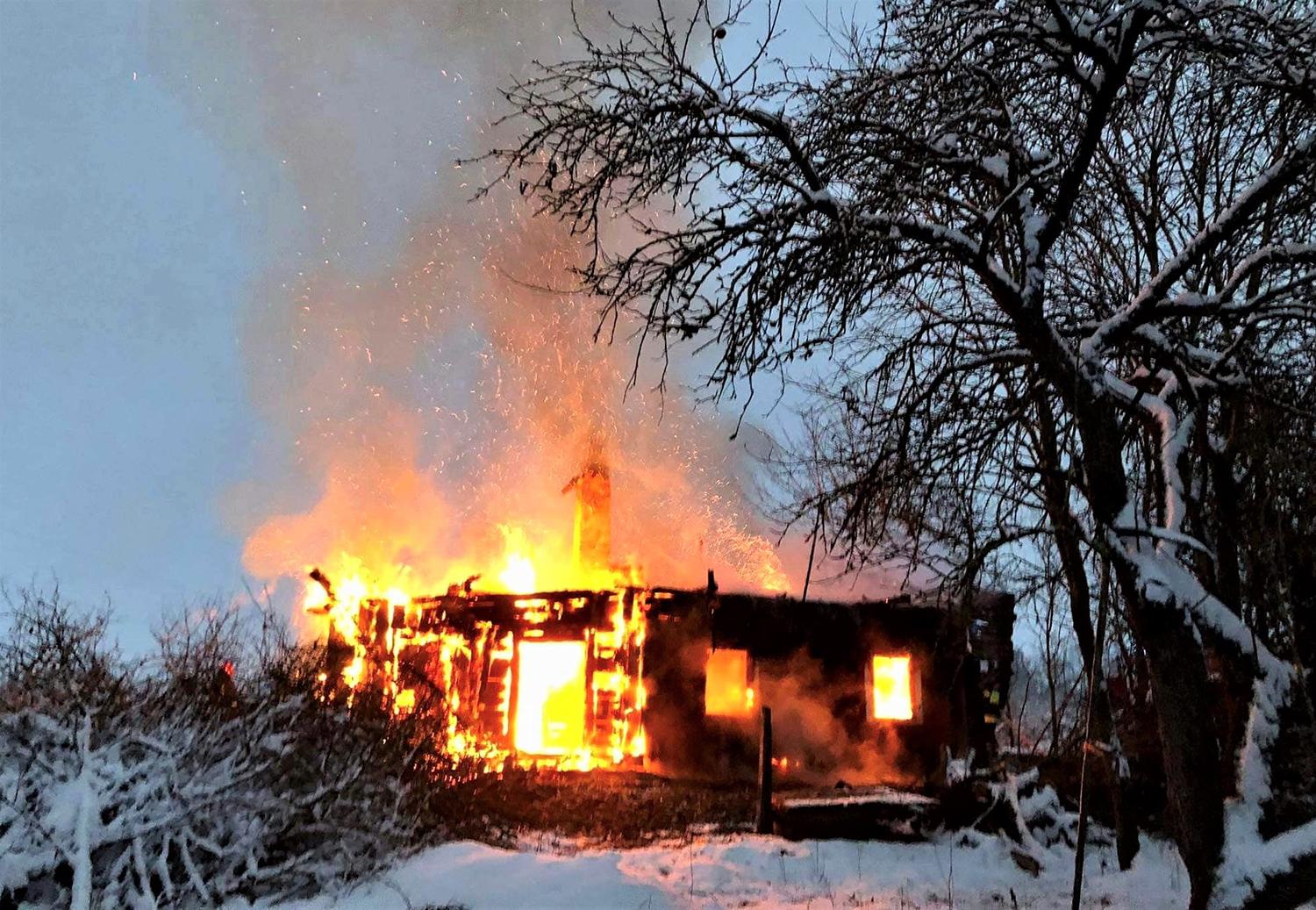 Ugnis nusiaubė medinį namą / Ukmergės PGT nuotr. Namas Plytinės kaime degė atvira liepsna.