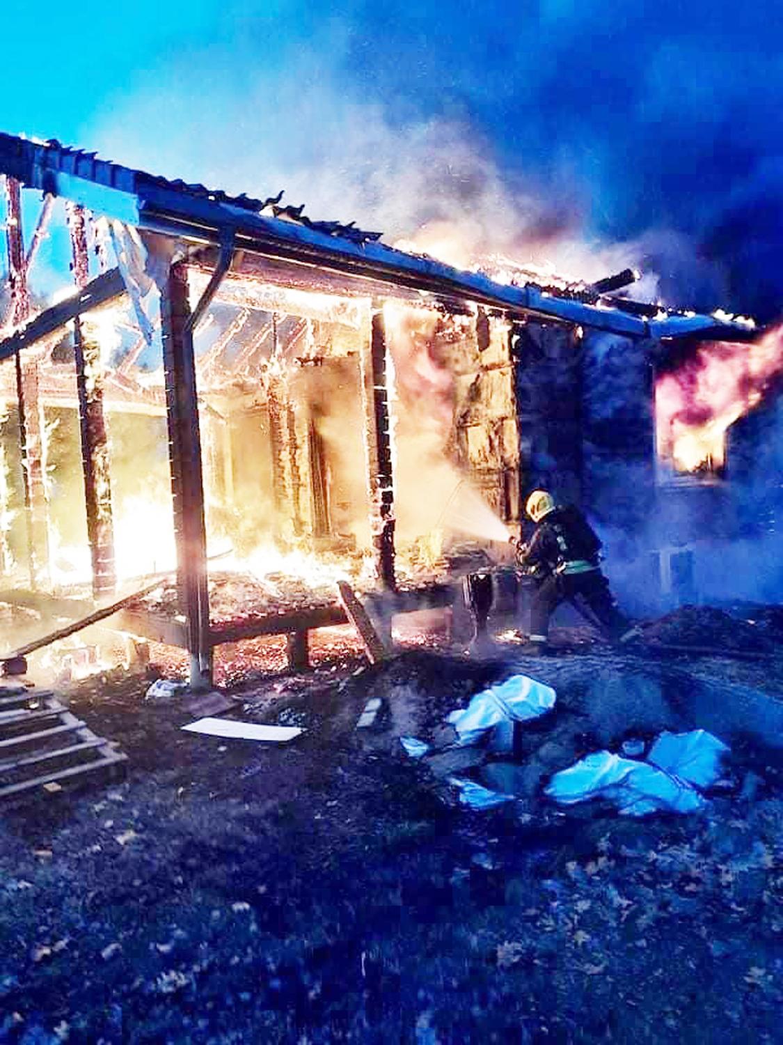 Ugnis pasiglemžė neseniai pastatytą namą – įtariamas padegimas / Atvykus ugniagesiams