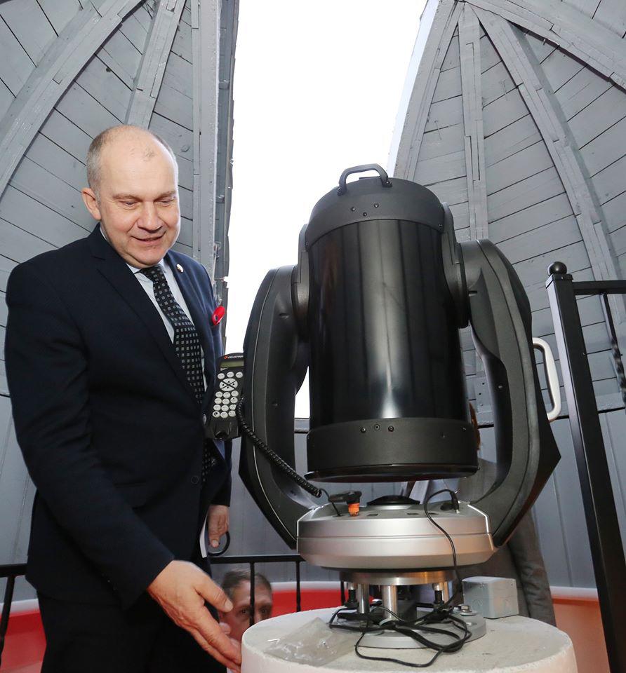Ukmergė vėl turi observatoriją / Dainiaus Vyto nuotr. Teleskopą apžiūrėjo rajono meras Rolandas Janickas.