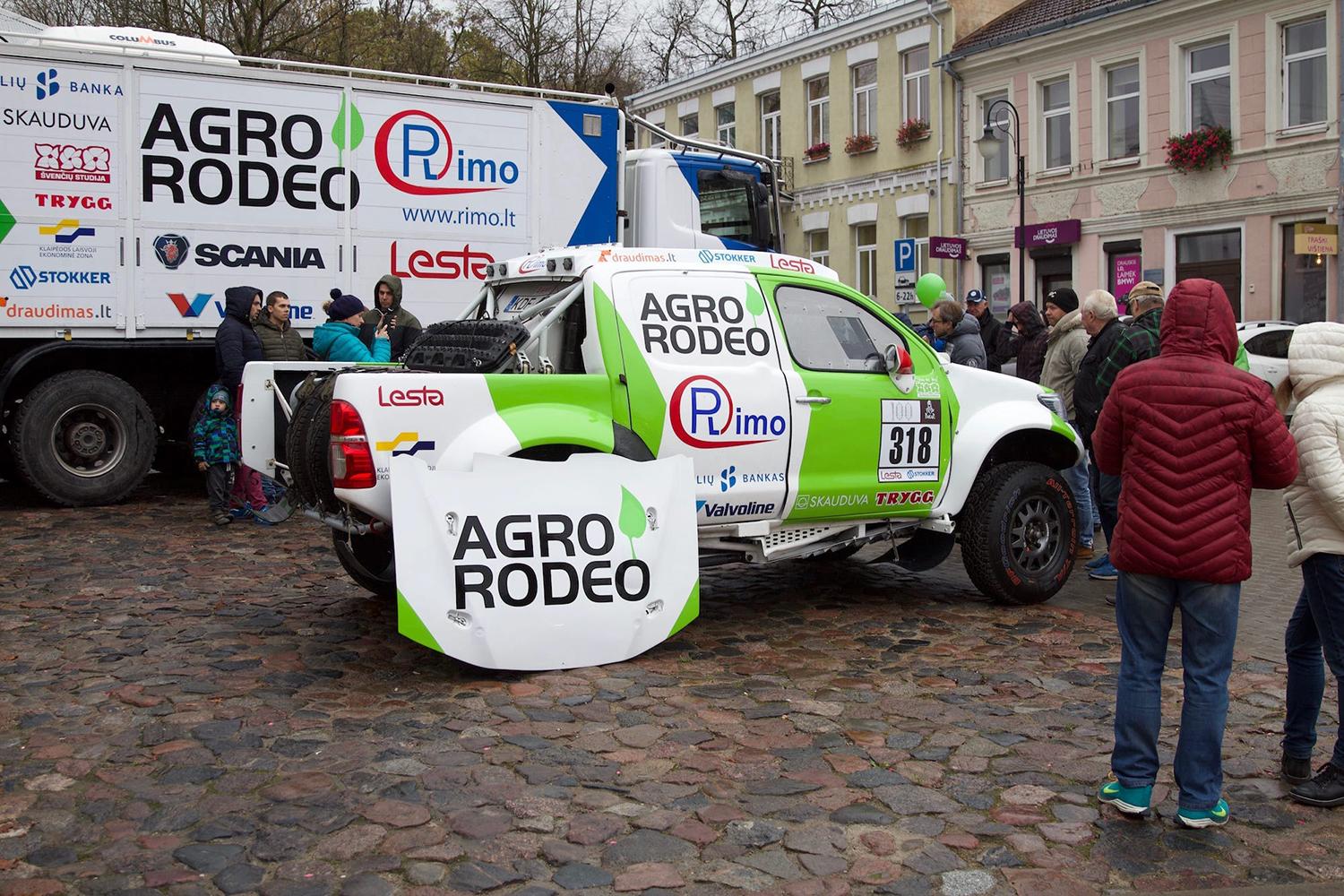 Ukmergėje – „Agrorodeo“ Dakaro komanda / Pristatytas Dakaro raliui parengtas sportinis visureigis.