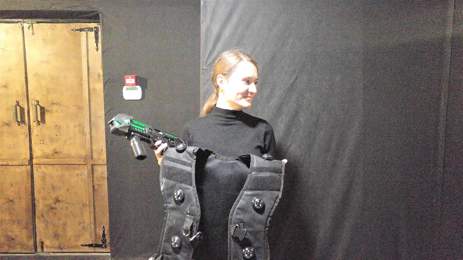 Ukmergėje atidaromos naujos pramogų erdvės / Nuotr. 1 Deimantė Markevičiūtė pademonstravo lazerių žaidimo metu naudojamą „amuniciją“.Autorės nuotr.