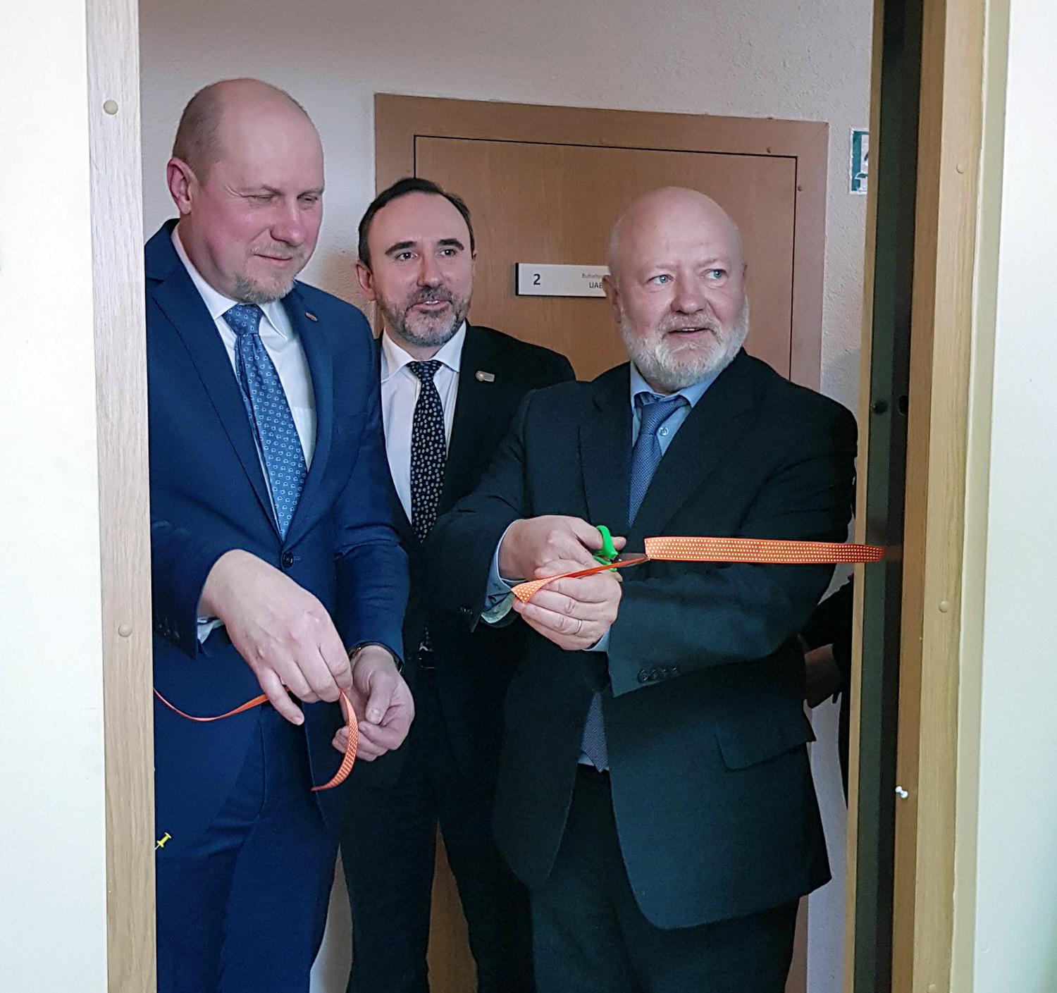 Ukmergėje atidarytas E. Gentvilo biuras / Žengiant į naujas patalpas perkirpta simbolinė juostelė.