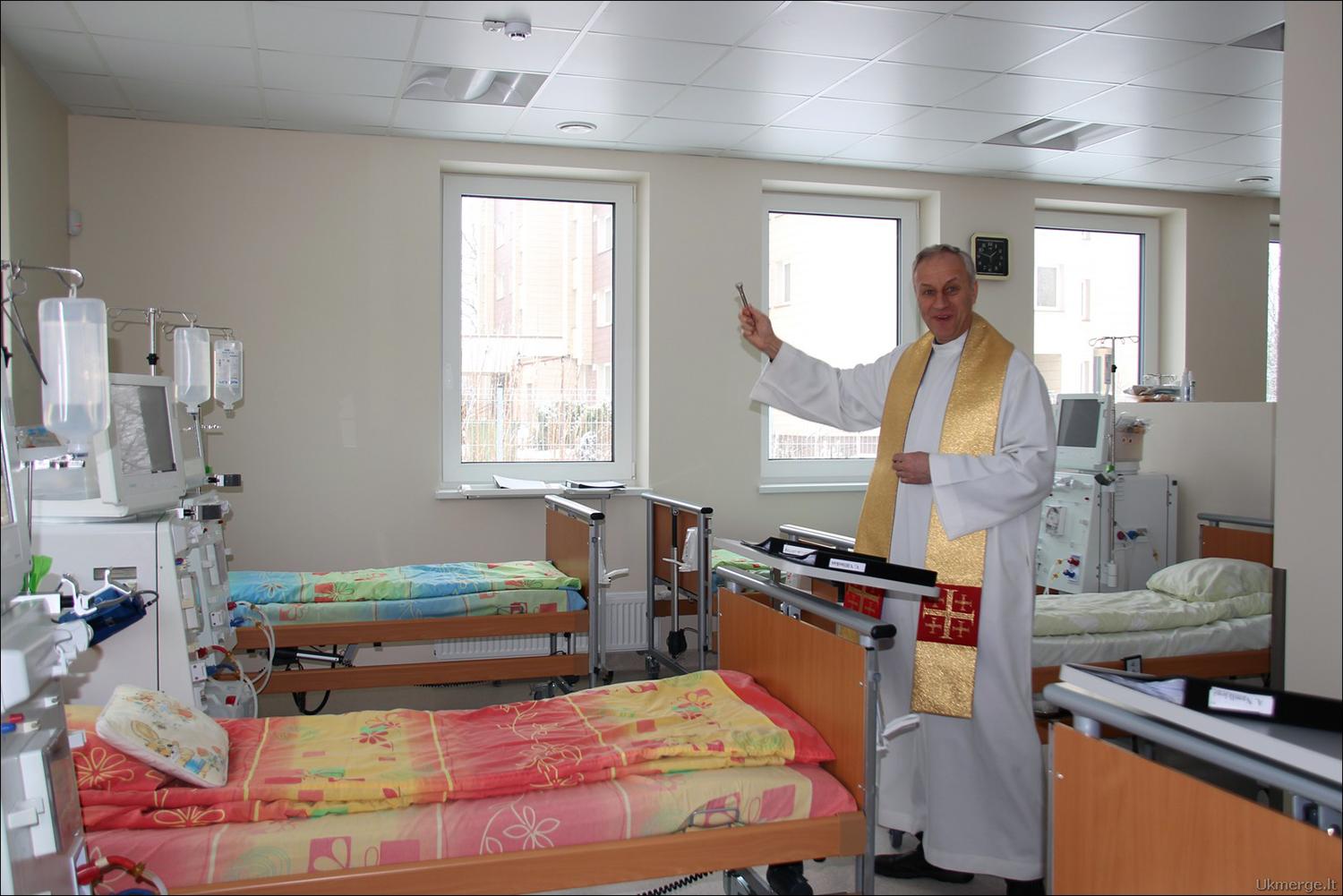 Ukmergėje atidarytas naujas Hemodializės centras / Patalpas pašventino Ukmergės ligoninės kapelionas