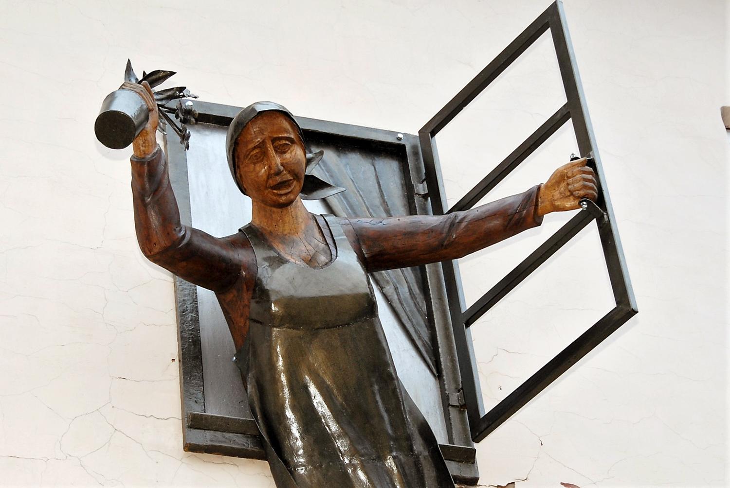 Ukmergėje – dar viena skulptūra / Skulptūra „Moteris lange“ ukmergiškius pasitinka nuo pastato Kauno gatvėje.