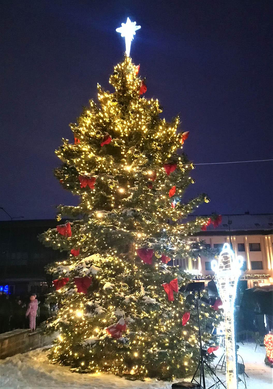 Ukmergėje jau įžiebta Kalėdų eglutė / Gedimino Nemunaičio nuotr. Šeštadienį vykusios šventės metu lemputėmis sutvisko kalėdinė eglė.