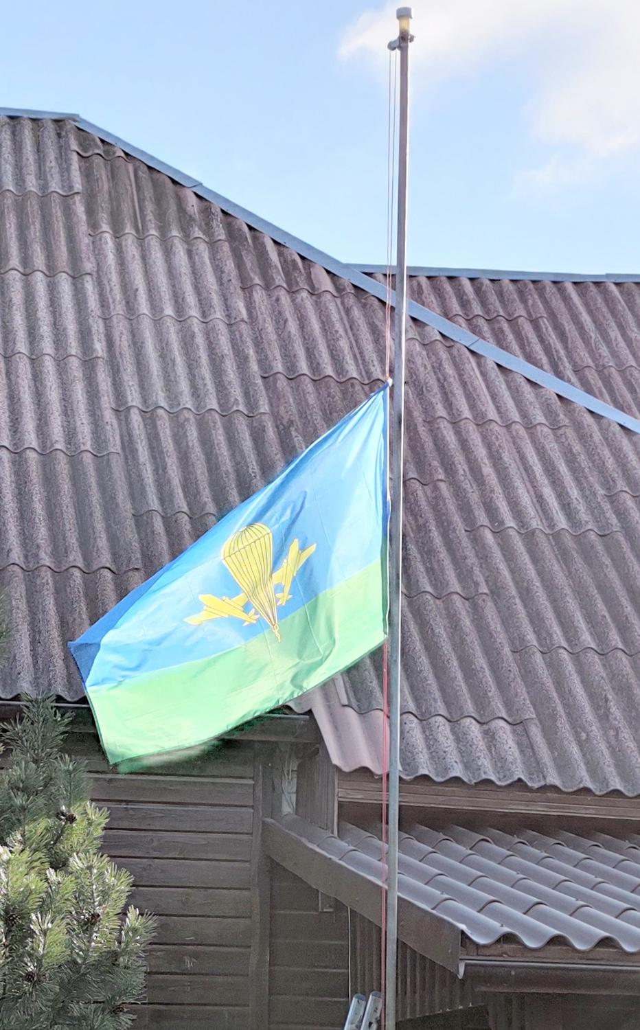 Ukmergėje suplazdėjo rusų oro desanto vėliava / Ką reiškia ši prie namo plevėsuojanti vėliava?