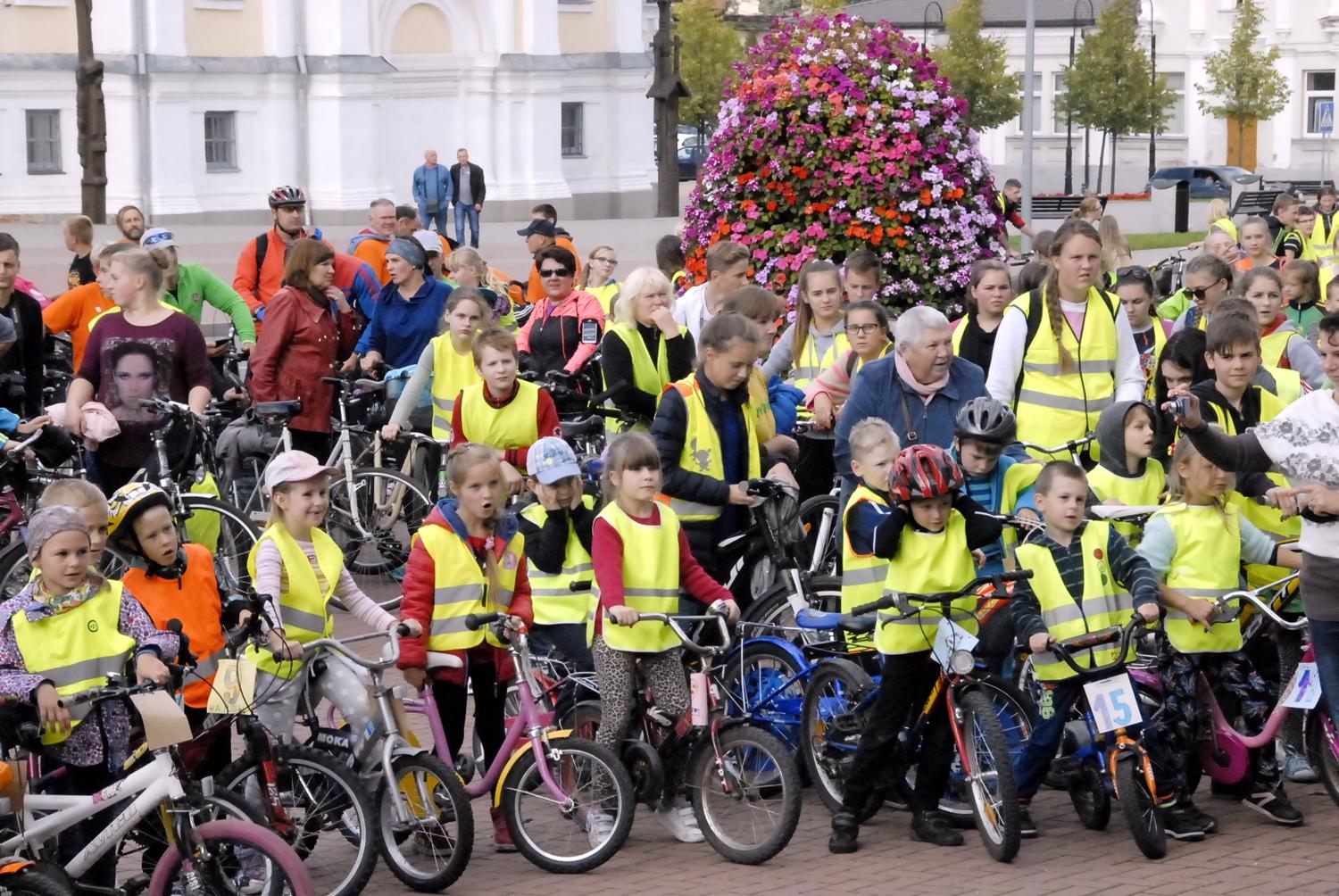 Ukmergėje susirinko šimtai dviratininkų / Gedimino Nemunaičio nuotr. Ukmergės centre susirinko rekordinis skaičius mūsų mieste – apie 400 dviratininkų.