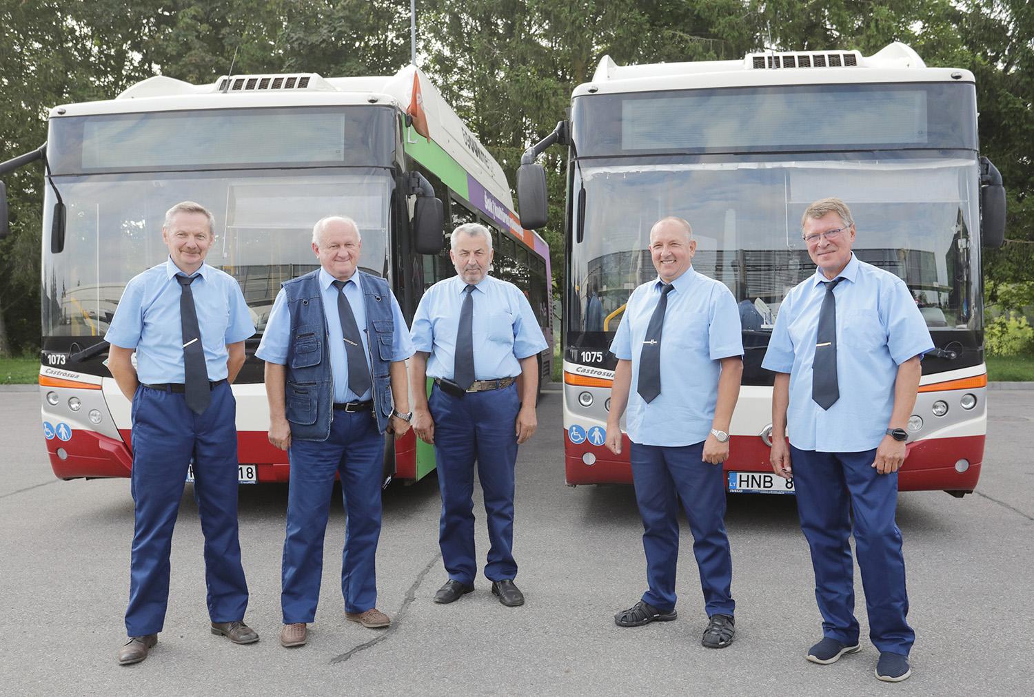 Ukmergėje vairuotojams – nauja apranga / Dainiaus Vyto nuotr. Bendrovės Ukmergės autobusų parko vairuotojai.