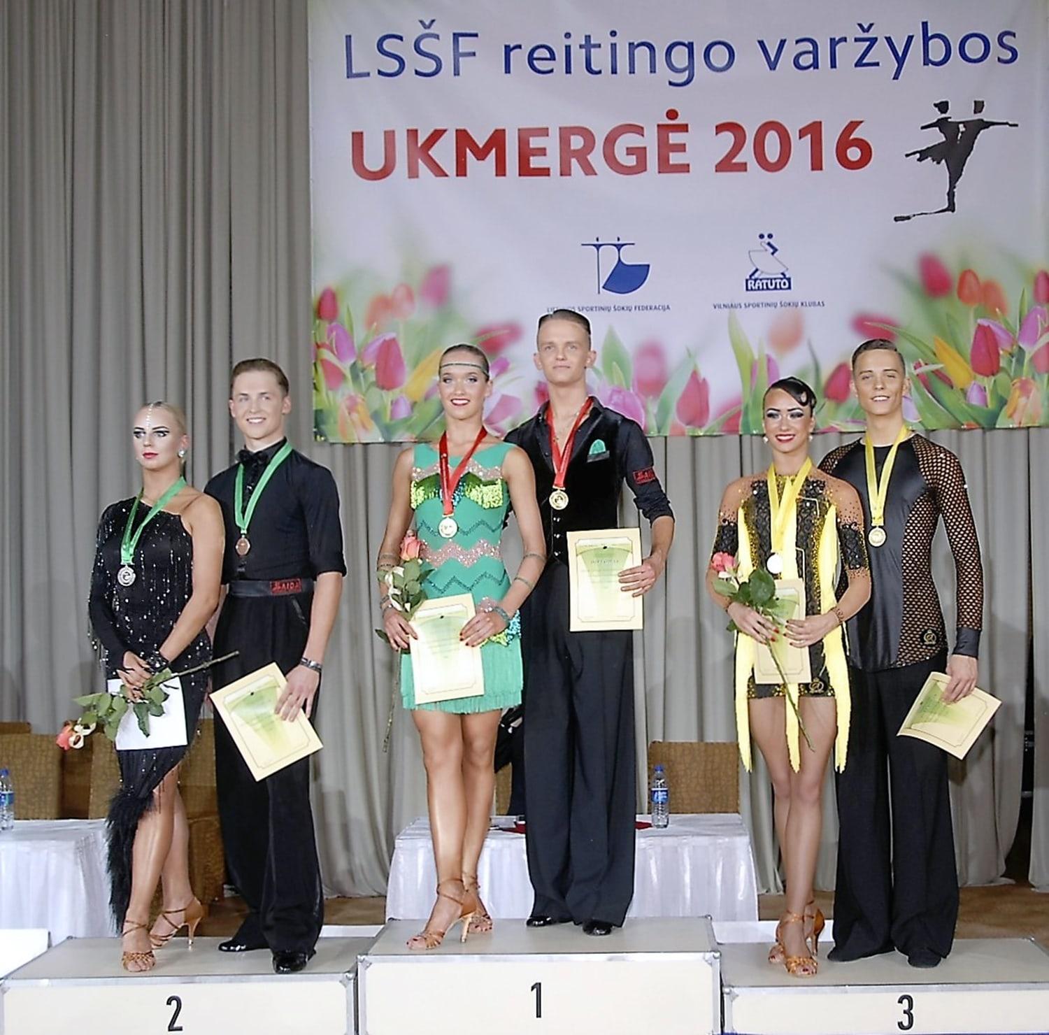 Ukmergėje varžėsi sportinių šokių atlikėjai / Čempionato dalyviai pasipuošė medaliais.