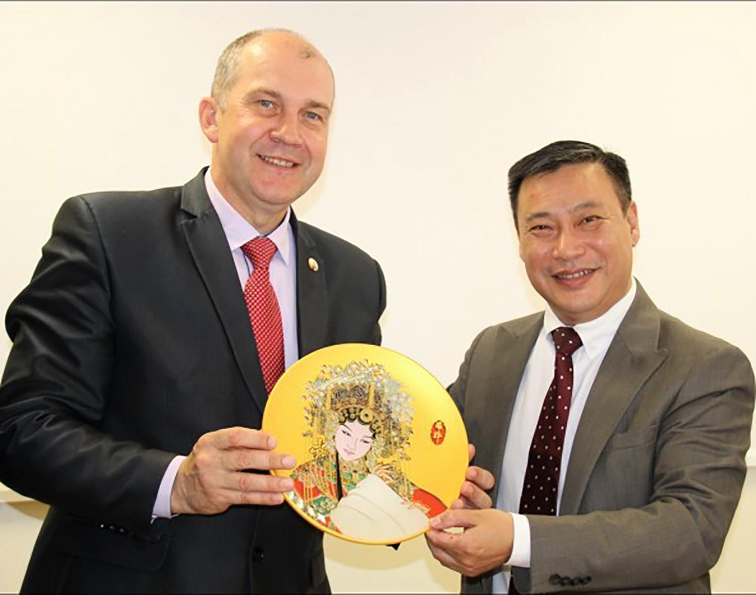 Ukmergėje viešėjo Kinijos ambasadorius Shen Zhifei / Rolandas Janickas ir Shen Zhifei. Autorės nuotr.