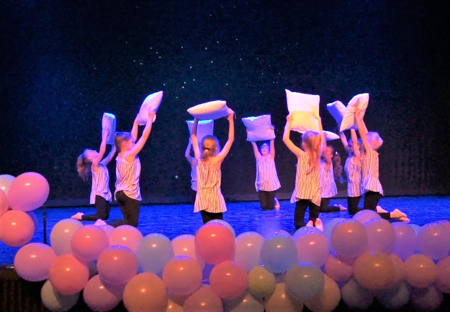 Ukmergėje vyko šiuolaikinio šokio festivalis / Šiuolaikinio šokio kolektyvo „Aidas“ šokis „Sapnas“