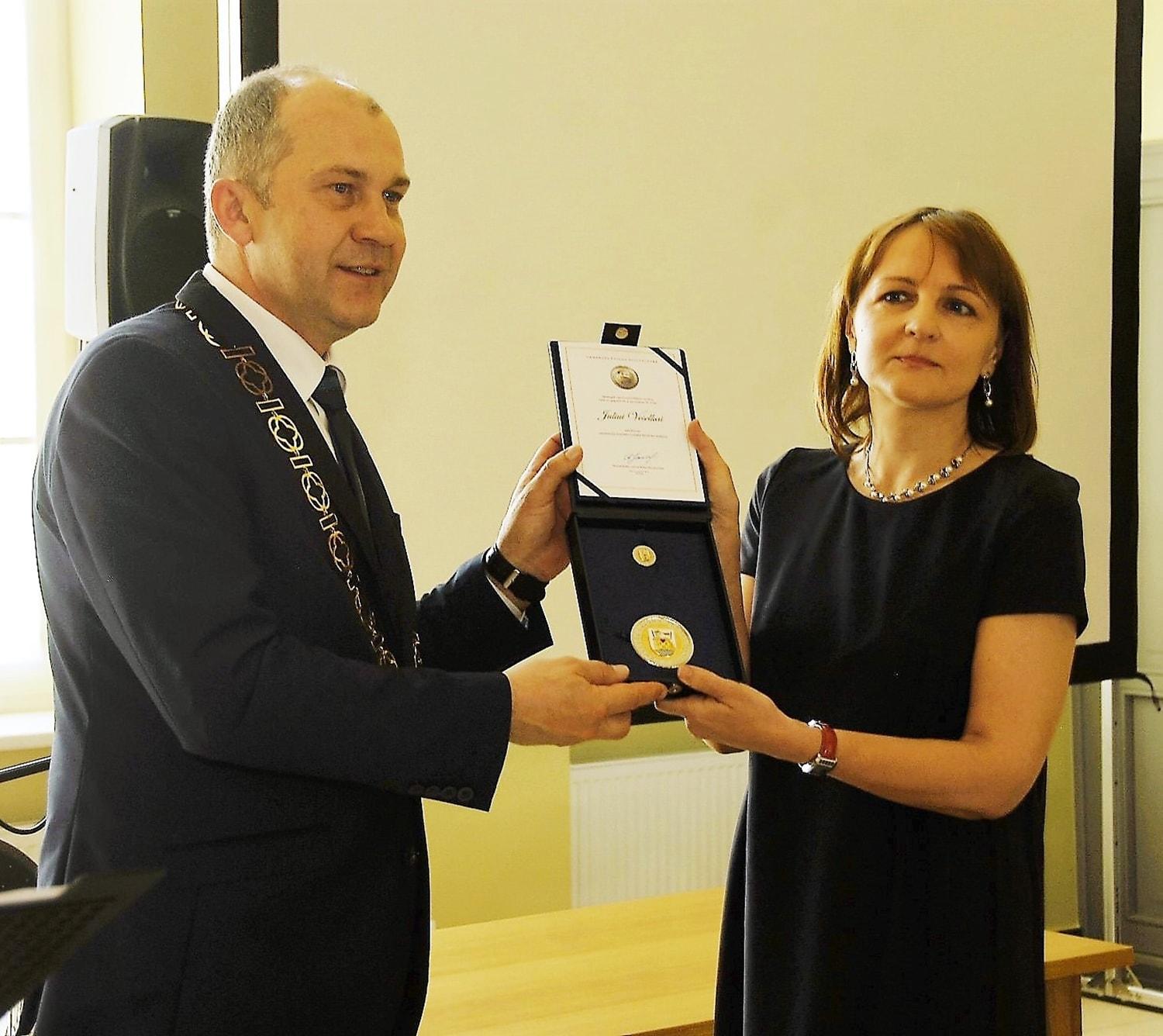 Ukmergės garbės piliečio ženklą atsiėmė dukra / R. Janickas apdovanojimą įteikė J. Veselkos dukrai Daliai. Gedimino Nemunaičio nuotr.