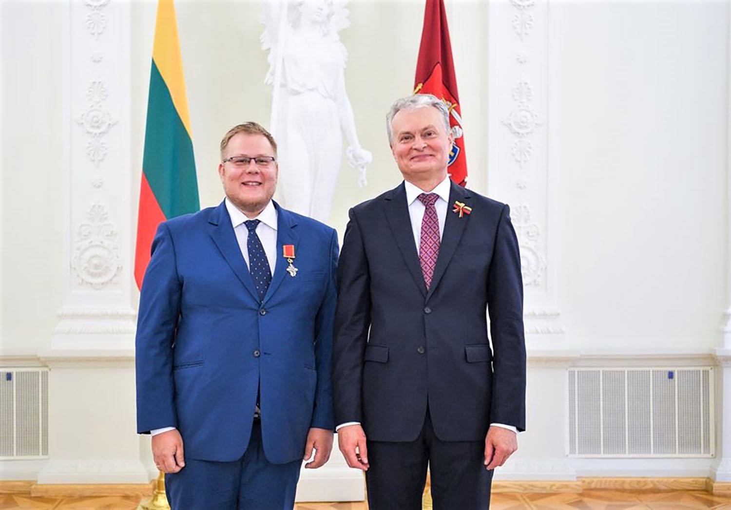 Ukmergės gydytojui – garbingas apdovanojimas / Šalies prezidentas D. Miezenui įteikė ordino „Už nuopelnus Lietuvai“ Riterio kryžių.  Roberto Dačkaus nuotr.