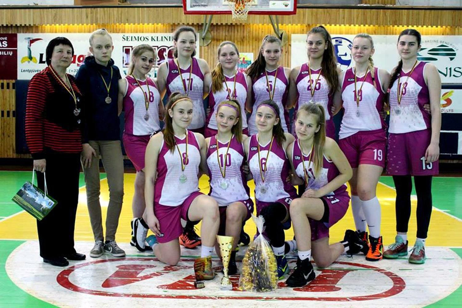 Ukmergės SC tapo sidabro medalių laimėtojomis / Ukmergės SC komandos narės.