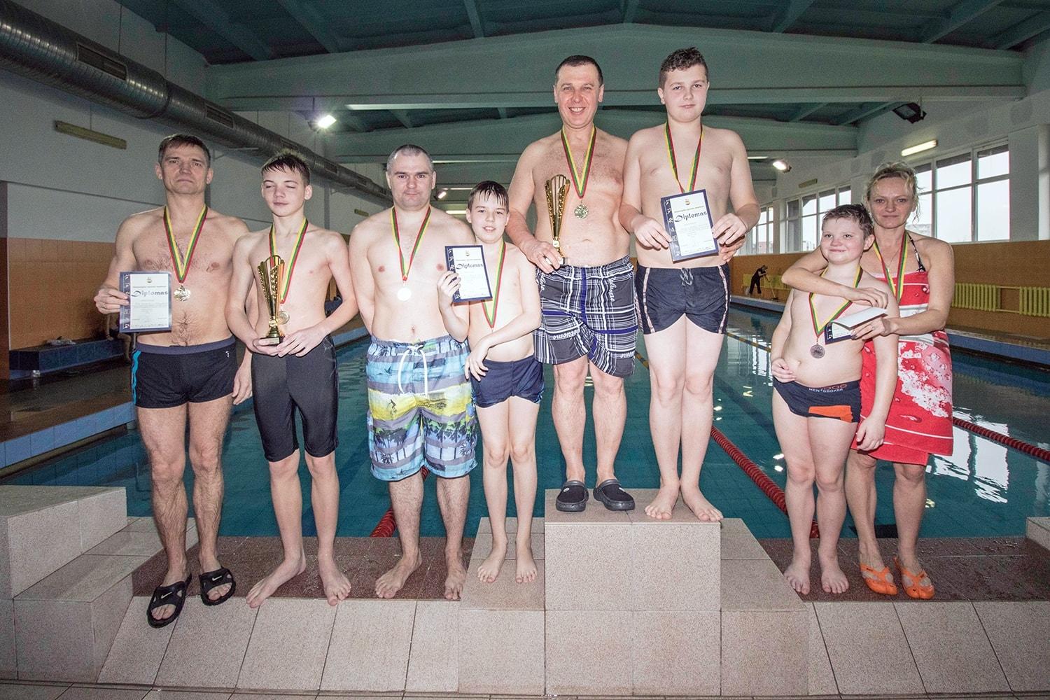 Ukmergės sporto centras surengė šeimų plaukimo varžybas /