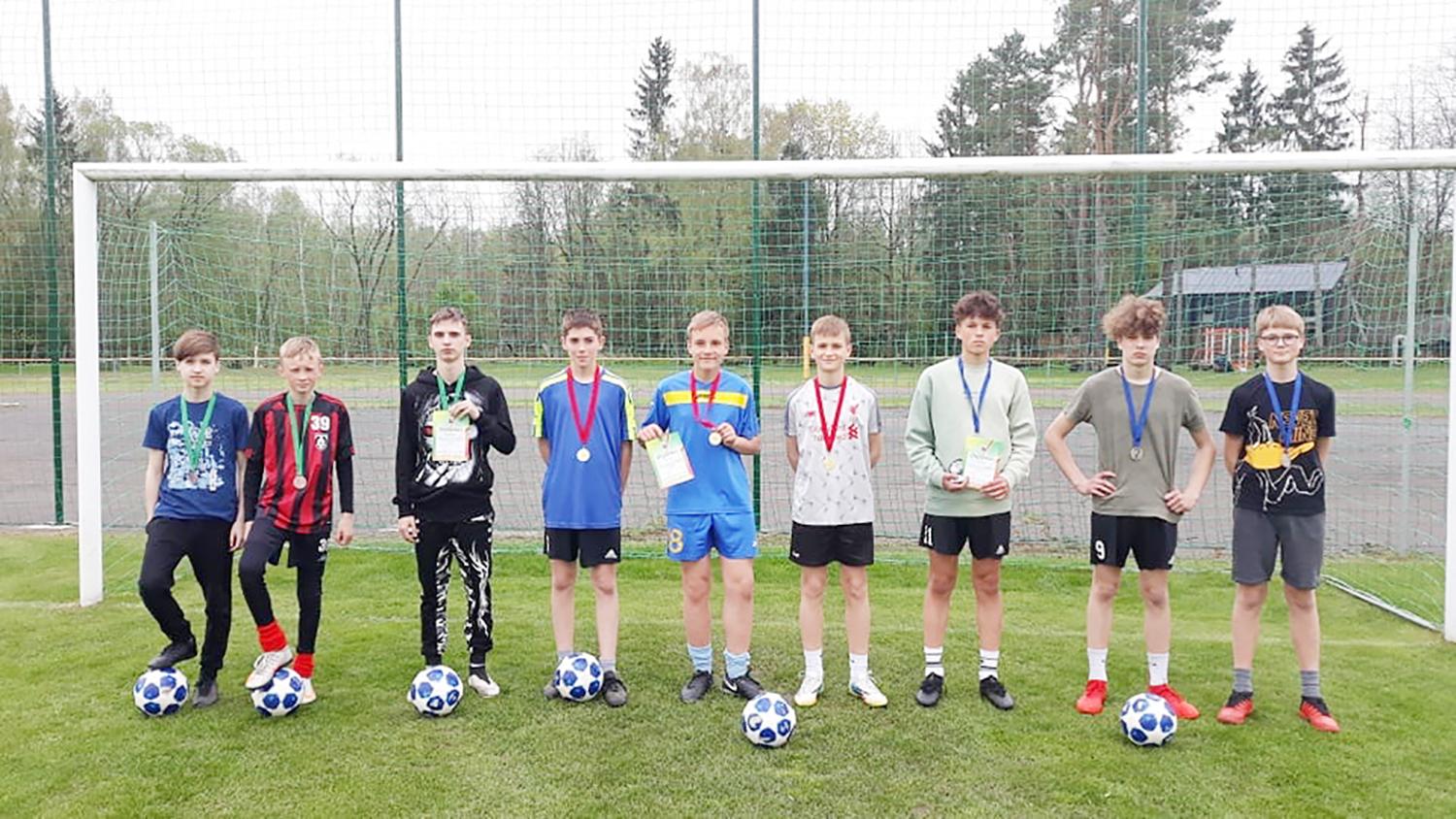 Ukmergės sporto centro stadione / Dukstynos pagrindinės mokyklos komanda laimėjo pirmą vietą.
