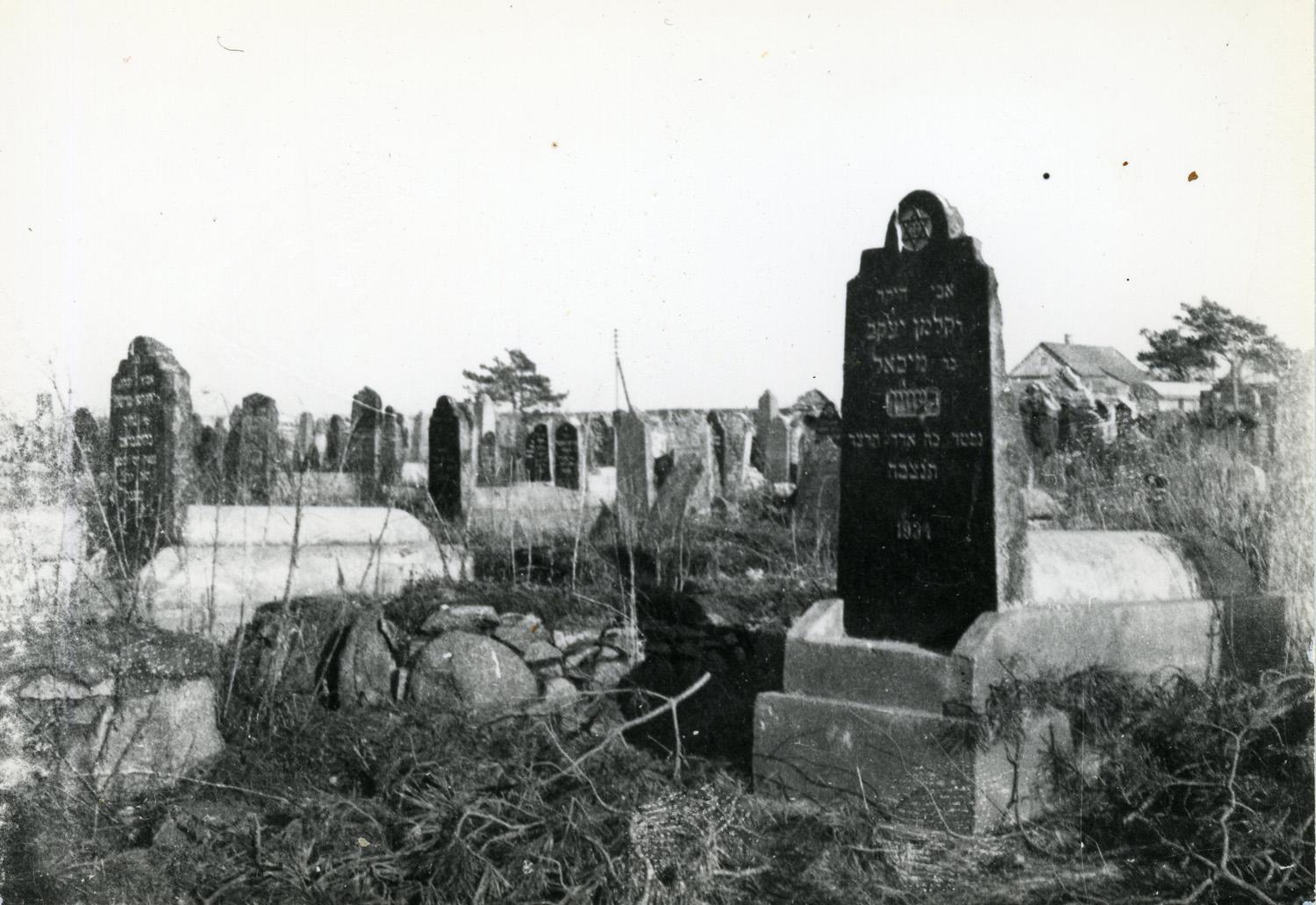 Ukmergės žydų kapinių likimas – malė paminklus