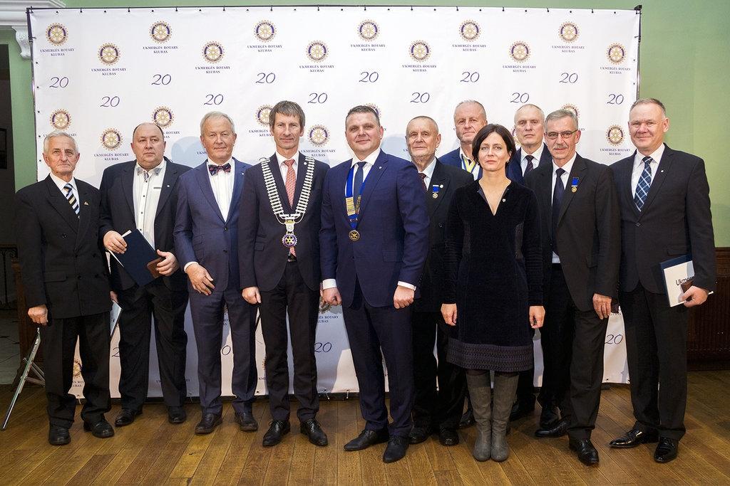 Ukmergiškiai – pasauliniame Rotary žemėlapyje / Ukmergės Rotary klubo signatarai su prezidentu Arnoldu Jonaičiu