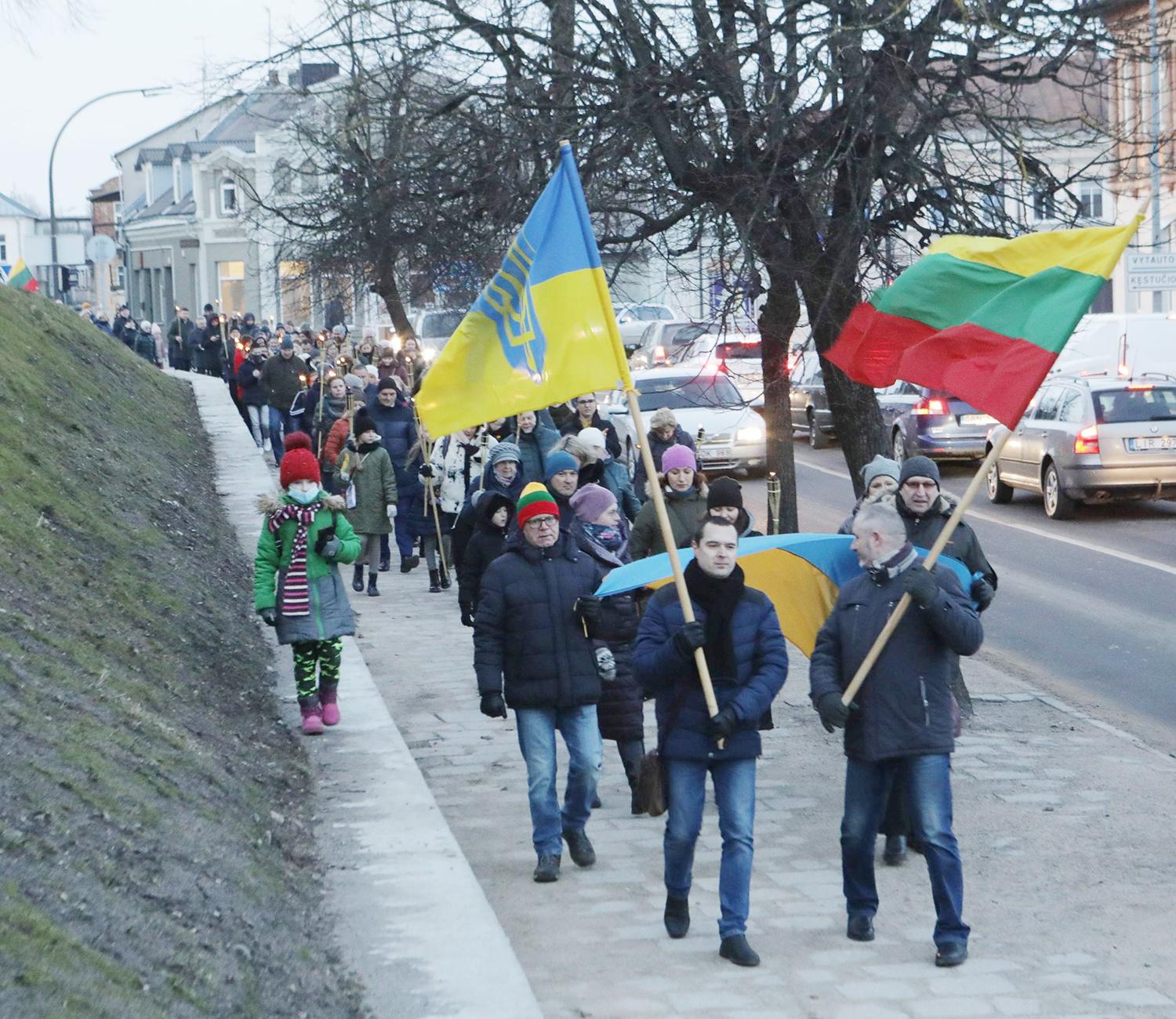Ukmergiškiai reiškia paramą Ukrainai / Pirmą karo Ukrainoje dieną ukmergiškiai prisijungė prie šią šalį palaikančios akcijos.  Dainiaus Vyto nuotr.