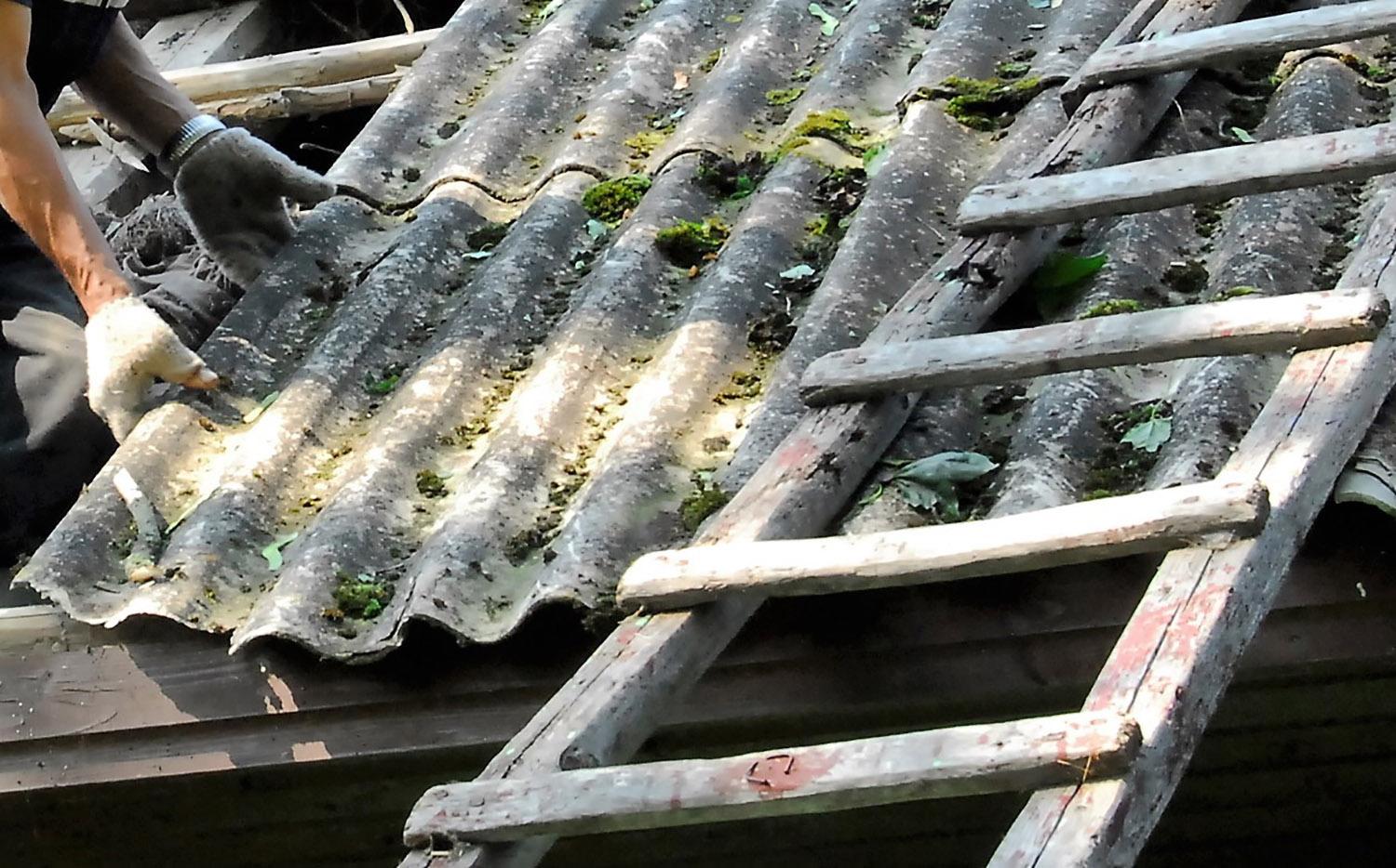 Ukmergiškiai surinko 278 tonas asbesto atliekų. Visas jas pažadėta išvežti / Keičiama stogo danga.
