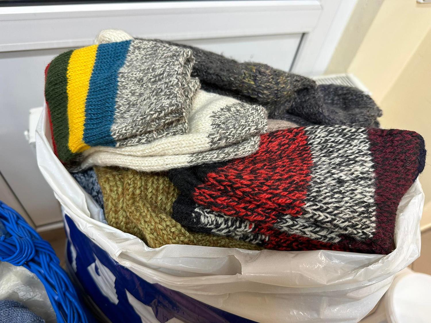 Ukrainiečius šildys ukmergiškių dovanotos kojinės / Autorės nuotr. Kojines galima palikti pas kultūros centro budėtojus.