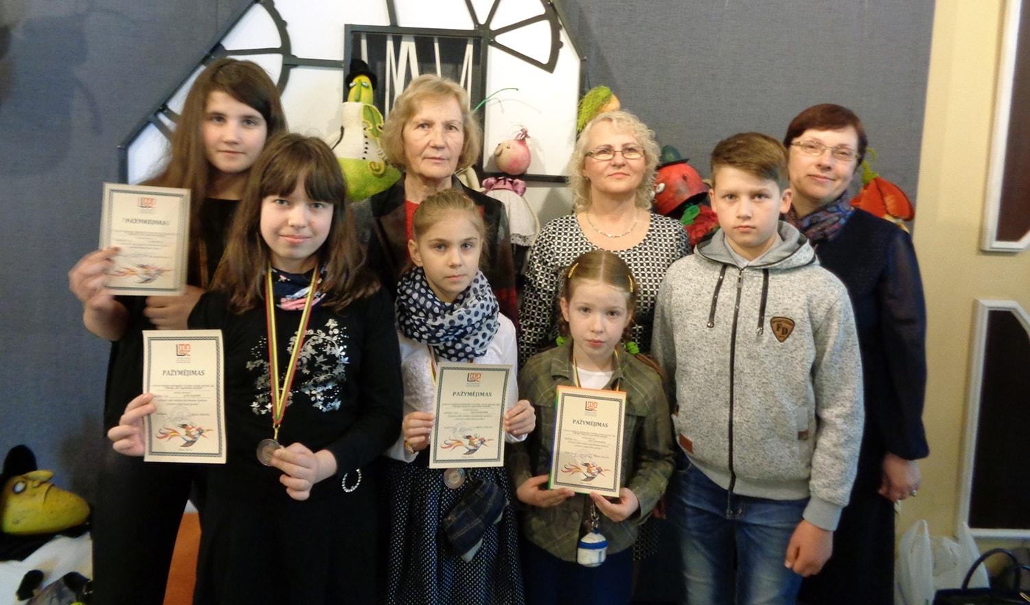 Už pasakas – apdovanojimai / Šventėje dalyvavo ukmergiškiai: Dukstynos pagrindinės mokyklos antrokės Ugnė Stankevičiūtė