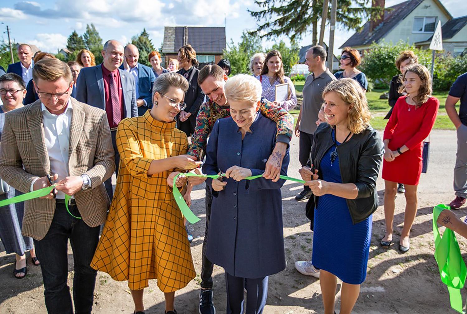 Užimtumo namus Tulpiakiemyje atidarė D. Grybauskaitė / Prezidentės biuro nuotr. Šventėje apsilankė ir kadenciją baigusi prezidentė Dalia Grybauskaitė.
