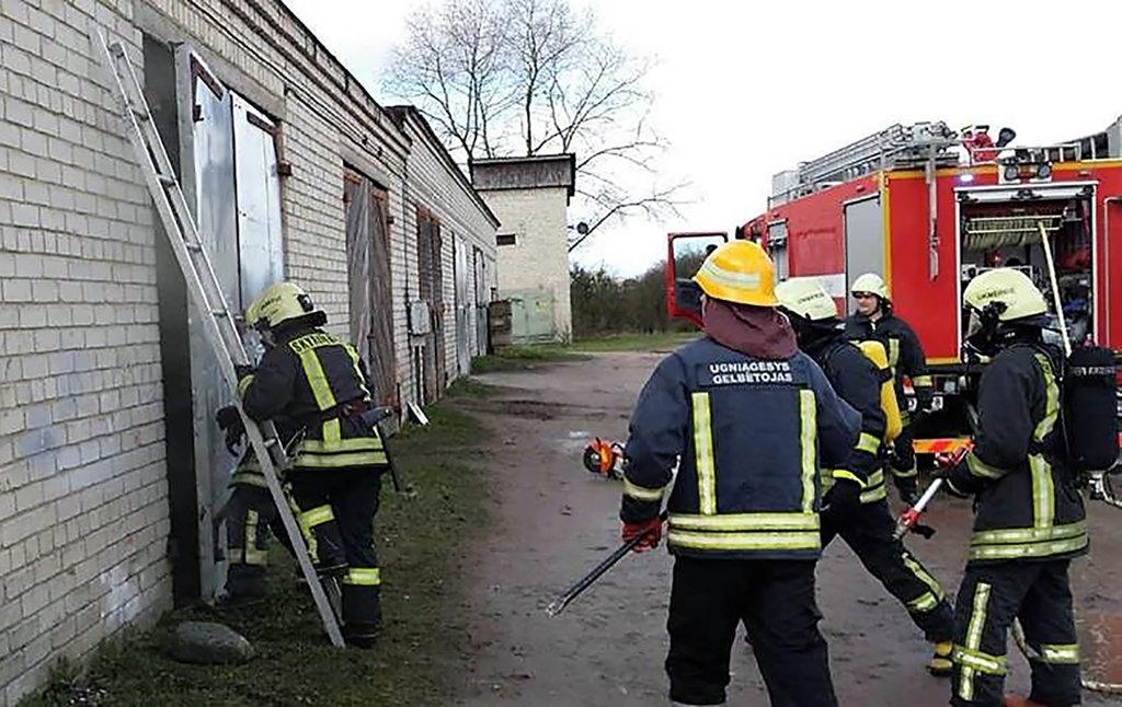 Užupyje degė garažas / Vilniaus gatvėje apdegė Užupio pagrindinei mokyklai priklausantis garažas. Ukmergės priešgaisrinės gelbėjimo tarnybos archyvo nuotr.