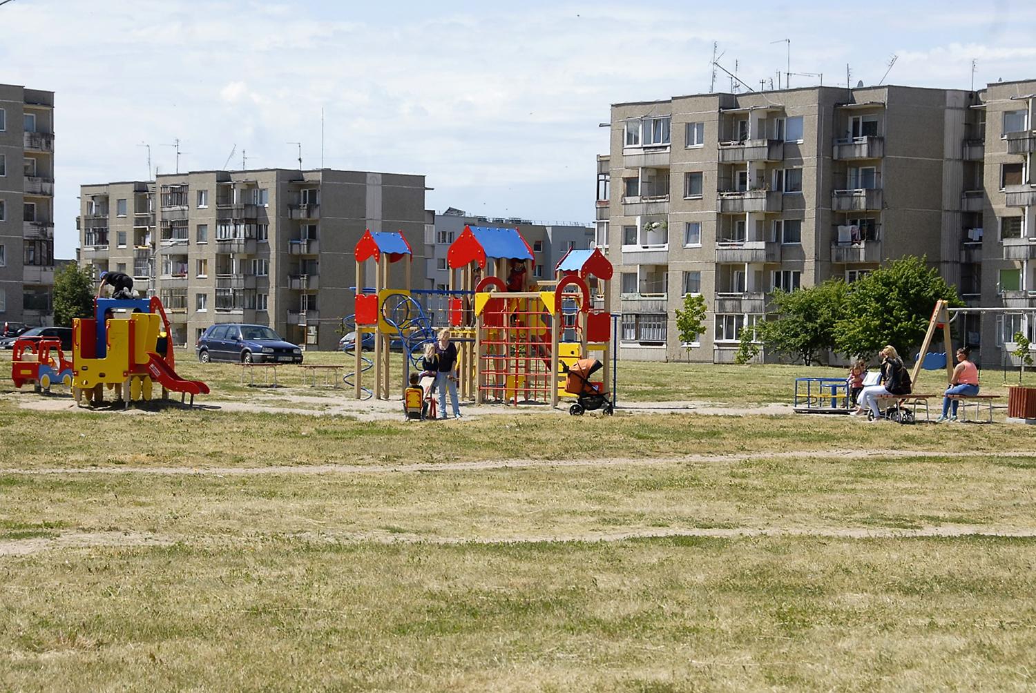 Vaikų žaidimų aikštelės atidaromos / Nebelieka draudimo vienoje žaidimų aikštelėje žaisti daugiau nei vienos šeimos vaikams.