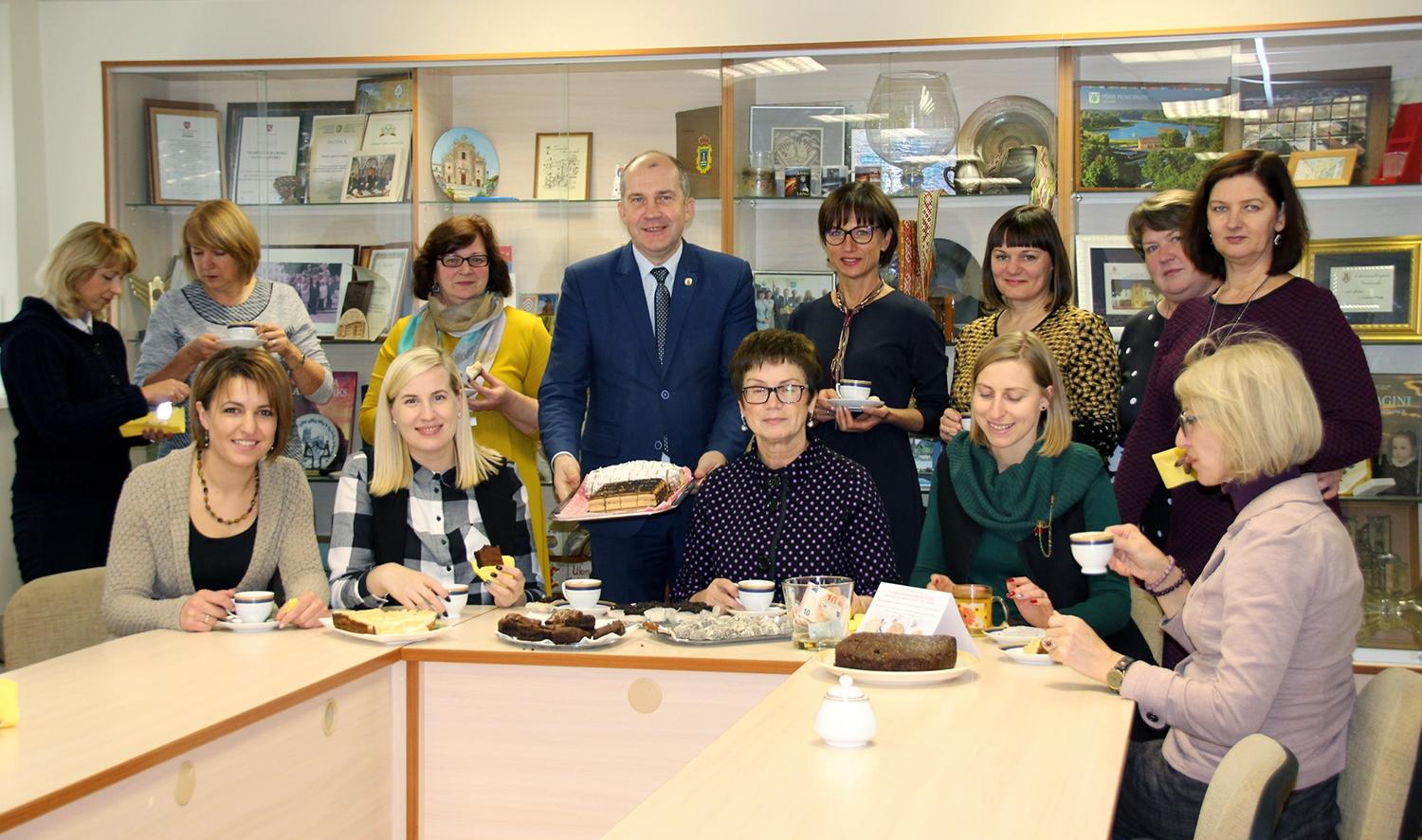 Valgydami pyragus – parėmė sergančią mergaitę / Rajono savivaldybės darbuotojai taip pat prisidėjo prie akcijos.