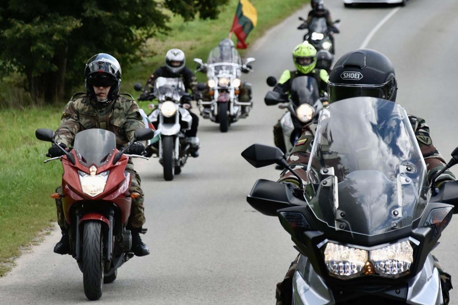 Valstybės dieną – motociklų žygis per Lietuvą / Motociklų žygio dalyviai sustos ir Ukmergėje.