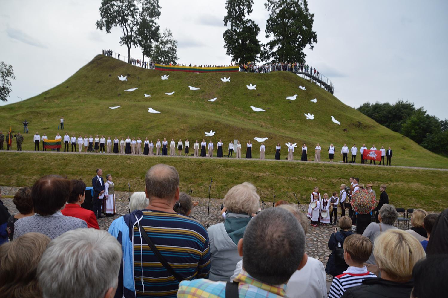 Valstybės dieną piliakalnį papuošė balandžiai / Ukmergiškiai susirinko giedoti himno ant piliakalnio.  Autoriaus nuotr.
