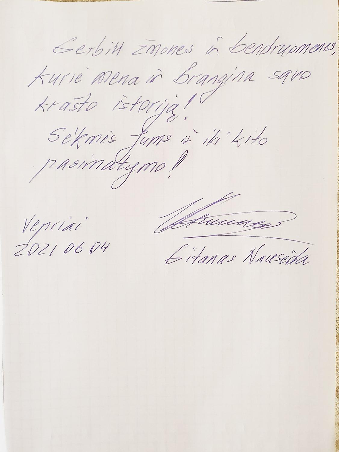 Veprių krašto muziejų aplankė šalies prezidentas / Prezidentas pasirašė Veprių muziejaus svečių knygoje.