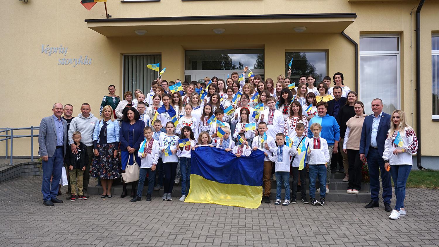 Vepriuose stovyklauja 60 vaikų iš Ukrainos / Chrisijos Kvietkauskienės nuotr. Stovyklos atidaryme.