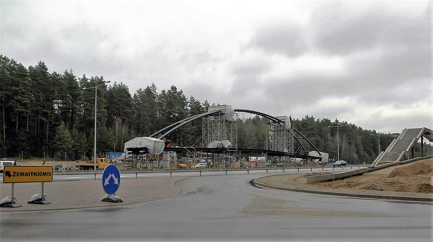 Viaduko konstrukciją ant atramų kels naktį / Viaduko plieninės konstrukcijos pagamintos Lenkijoje. Gedimino Nemunaičio nuotr.