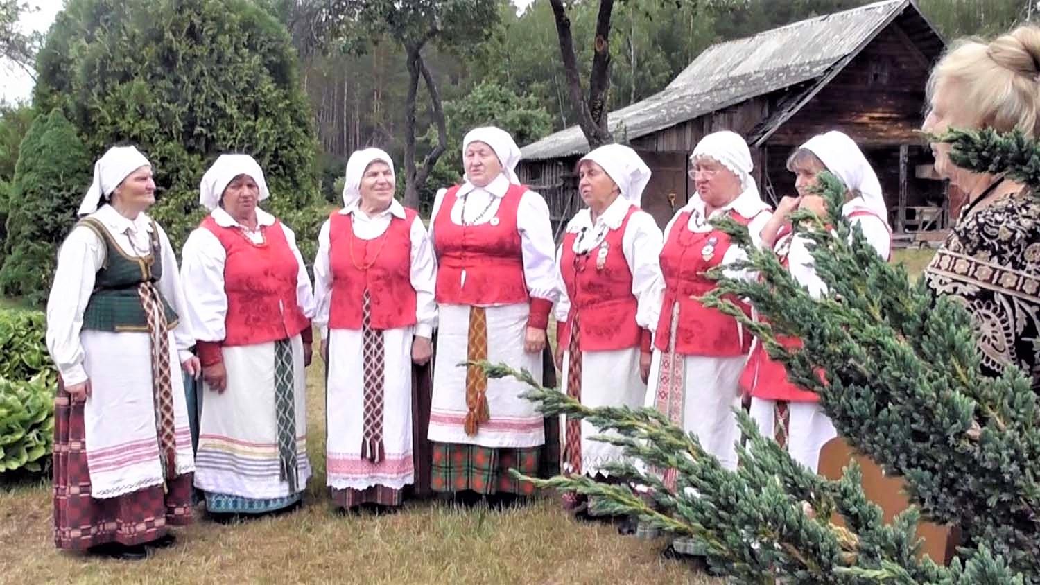 Viešėjome svečiuose pas partizaną / Ukmergės kultūros centro folkloro ansamblis „Ievužė“. Kęstučio Zabielos nuotr.