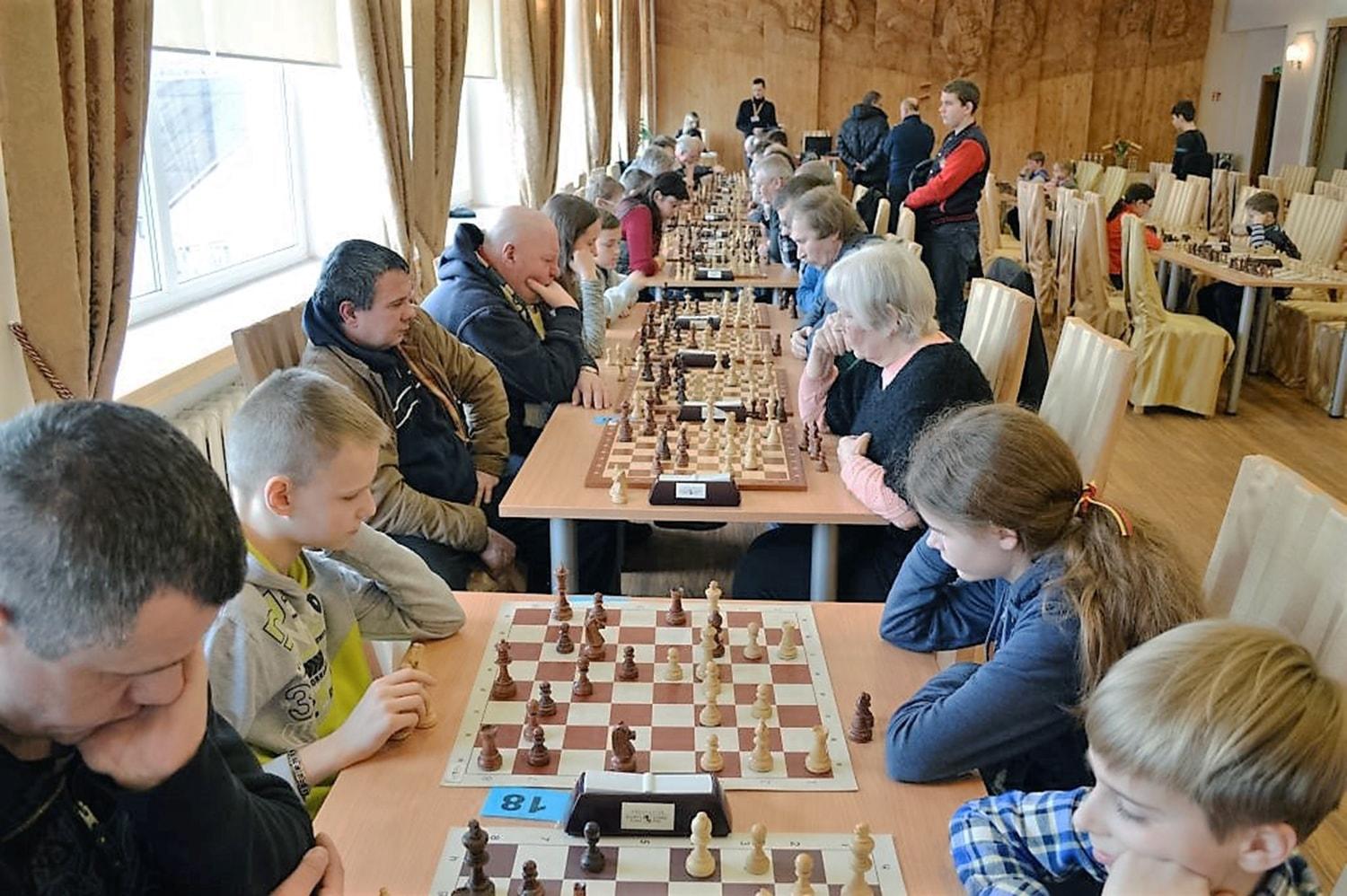 „Vil­k-mer­gės“ res­to­ra­ne su­si­rin­ko įvai­raus am­žiaus šach­ma­tų mė­gė­jai / „Vil­k-mer­gės“ res­to­ra­ne su­si­rin­ko įvai­raus am­žiaus šach­ma­tų mė­gė­jai