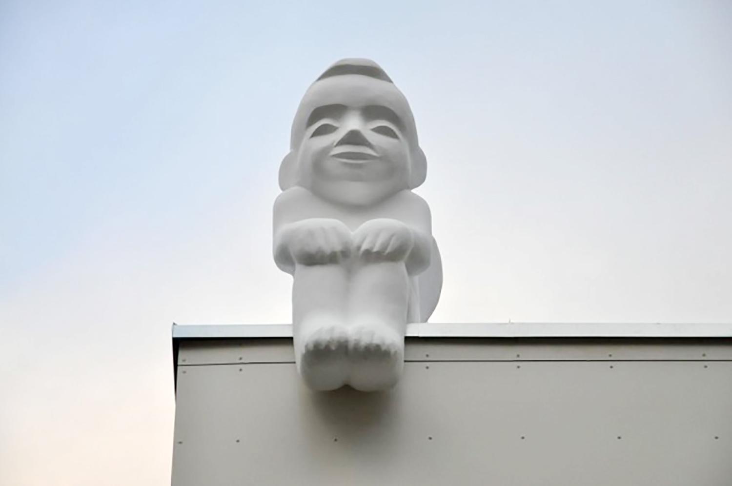 Visuomenės angelams sargams – angelo skulptūra / Tokie skulptoriaus V. Ramoškos angelai tapo Vilniaus simboliu. Jų galima rasti ant balkonų