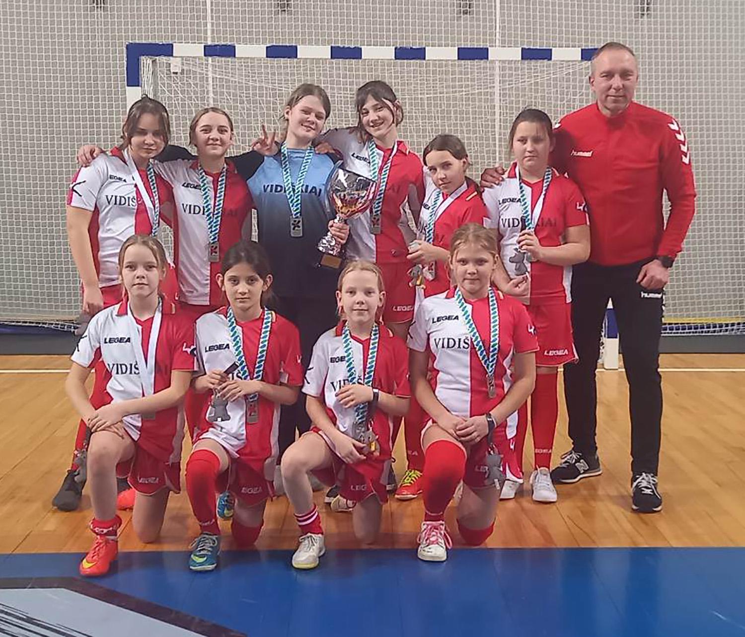 Vyko mokyklų merginų 5x5 futbolo finalinės varžybos / Vidiškių pagrindinės mokyklos komanda iškovojo antrąją vietą.