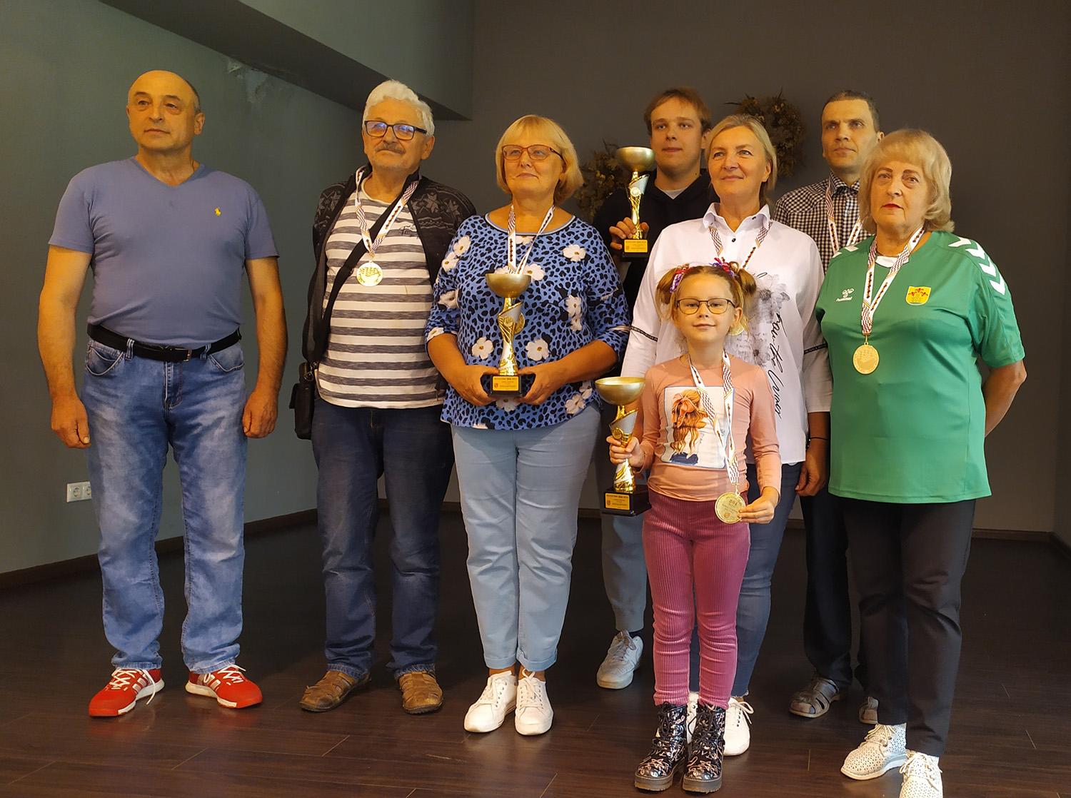 Vyko šaškių turnyro „Deltuvos taurė – 2023“ ketvirtas etapas / Klubo „Taktika“ vadovas Vidmantas Ziezis ir prizininkai.