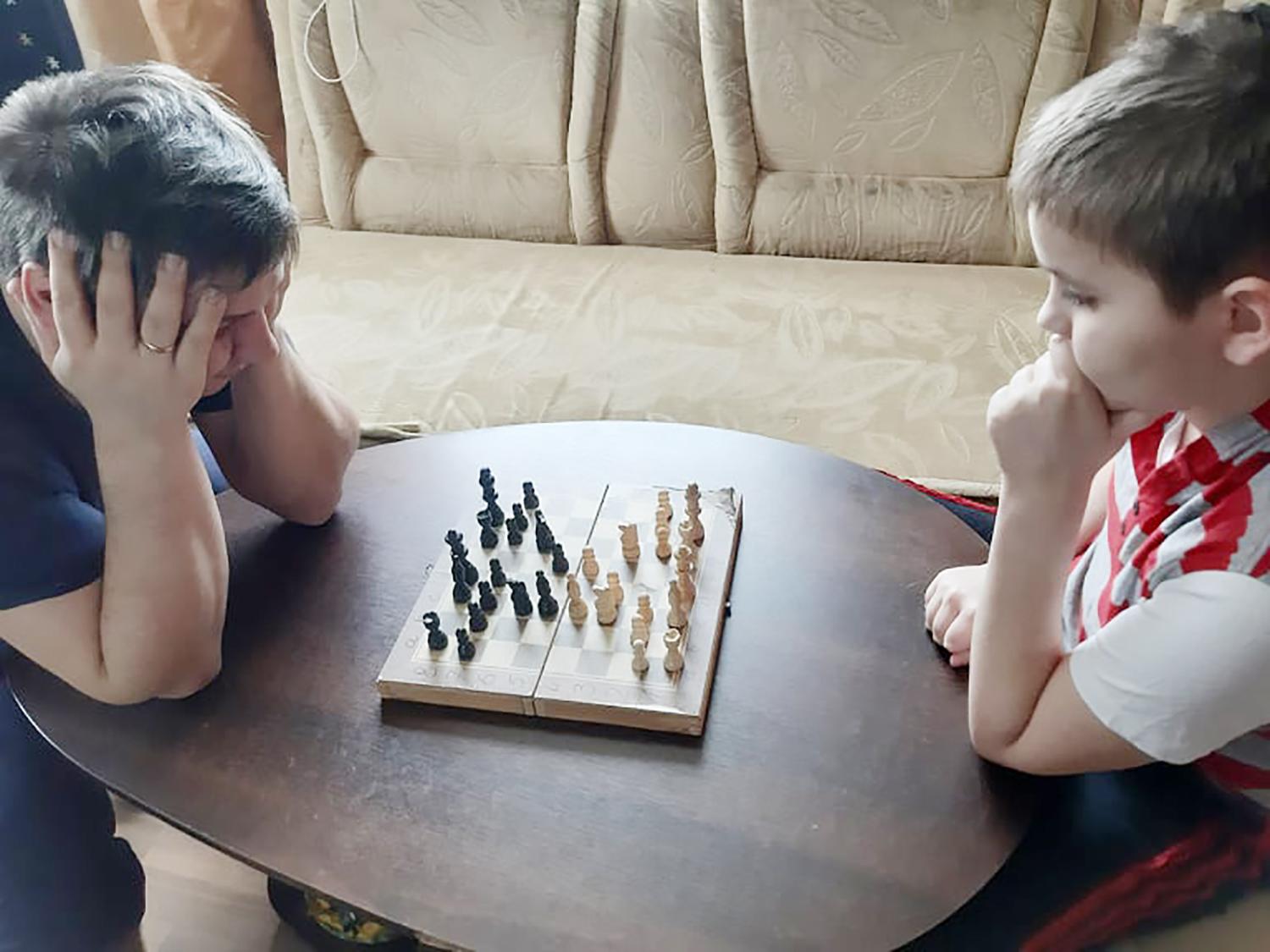 Vyko šeimų šachmatų turnyras internetu / Augustas Jakubauskas su tėčiu Vaidu.