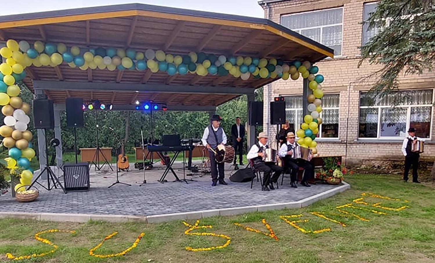 Žemaitkiemyje – tradicinė Žolinės šventė / Šventės muzikantai – naujojoje scenoje.