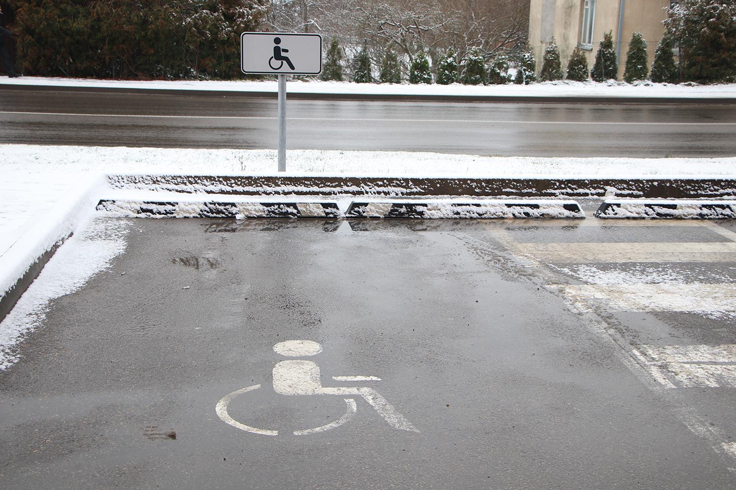 Ženklas „Neįgalusis“ – tik neįgaliesiems / Neįgaliųjų transporto priemonei skirta vieta ne šiaip yra platesnė.
